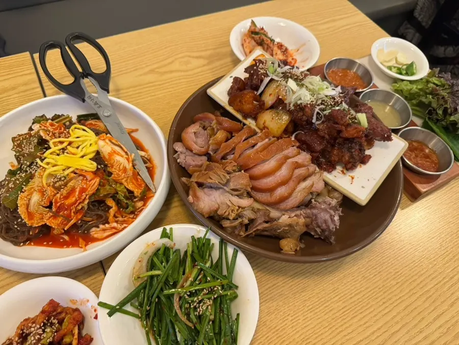 Front-leg jokbal with chive salad and wrap vegetables