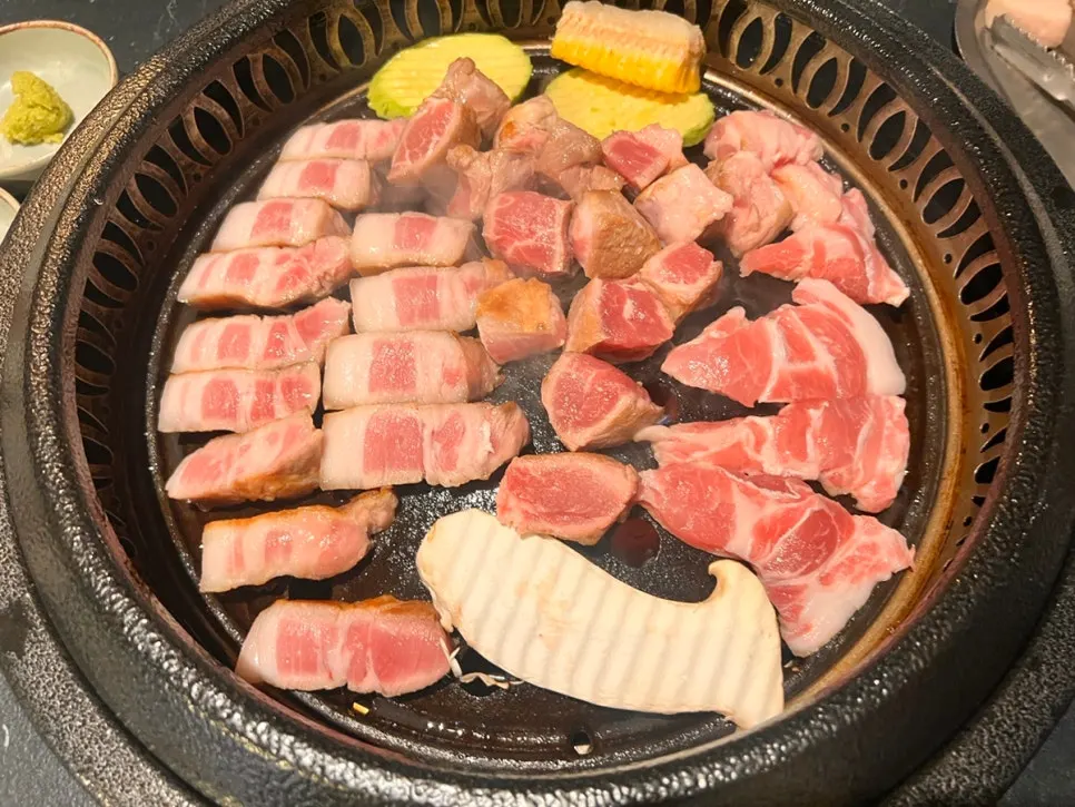 Thick-cut assorted aged meat