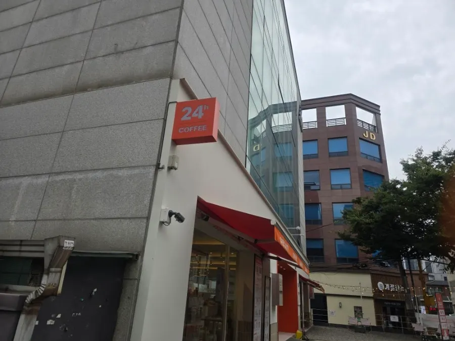 24-hour Selecto Coffee space near Sinnonhyeon Station