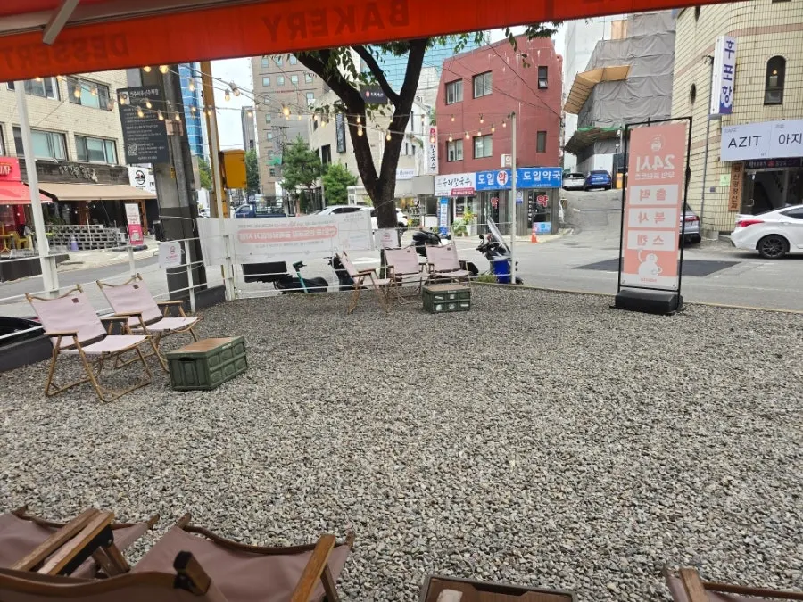Outdoor seating area at Selecto Coffee