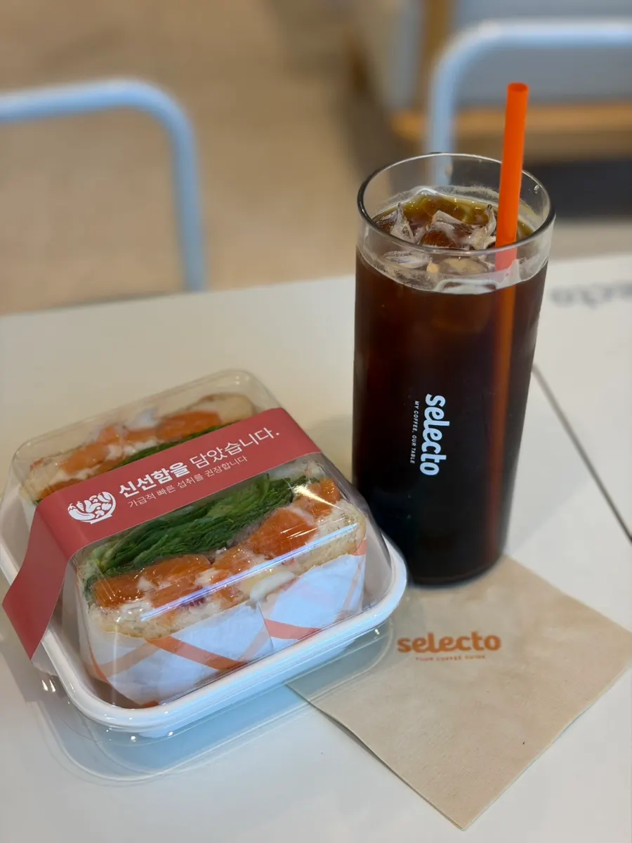 Thick smoked salmon sandwich with ranch sauce