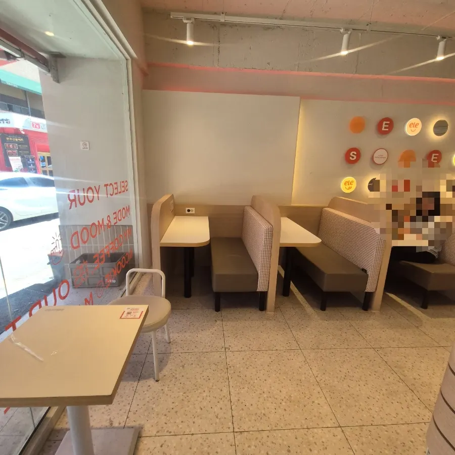 Spacious, clean café seating