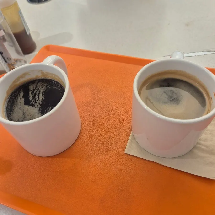 Daytime coffee with my sister at the Sinnonhyeon bakery café Selecto Coffee