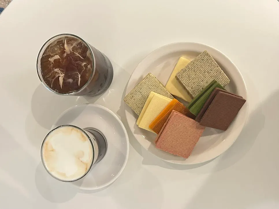 강남샌드를 먹는 동행 모습