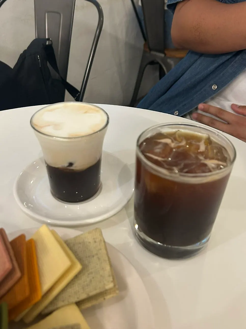 여러 맛 강남샌드와 커피 조합