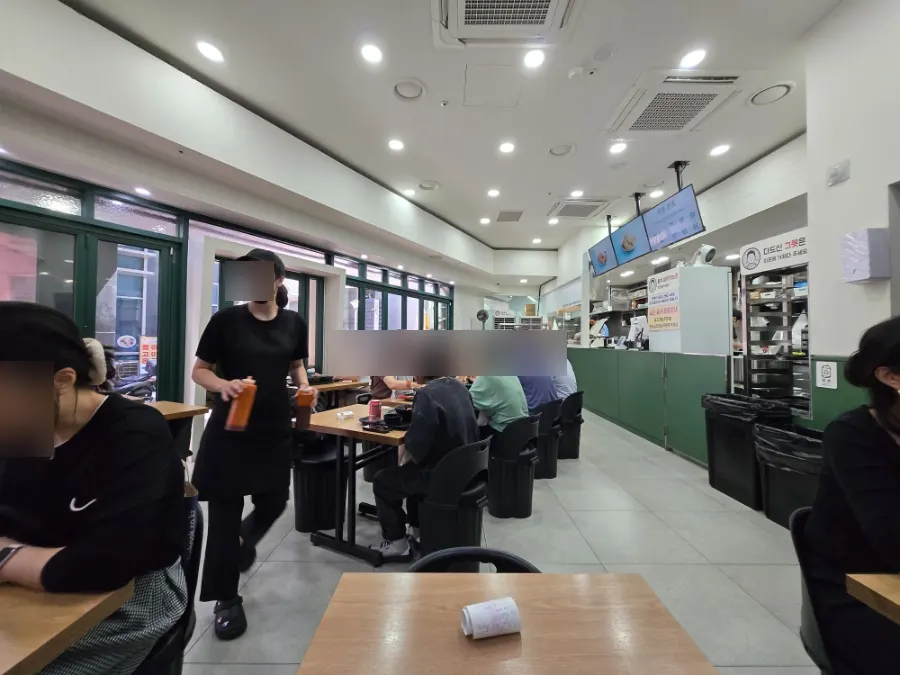 デクジャネバンアッカンの店内座席の様子