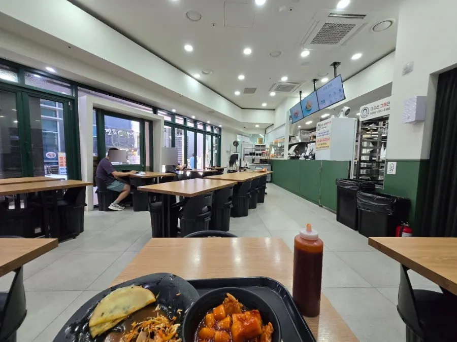 お客さんが座っている分食店のテーブル