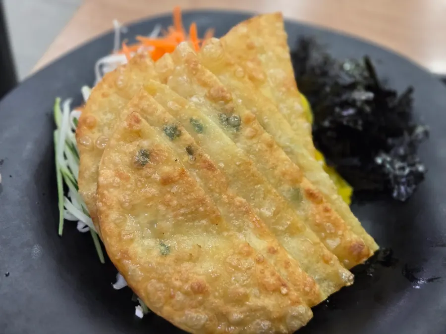 サクサクの皮に野菜を乗せたビビンマンドゥ