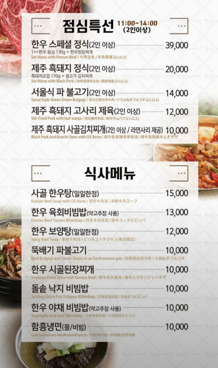 8인용 단체 테이블이 늘어선 홀