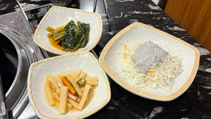 밑반찬으로 나온 백김치와 파김치