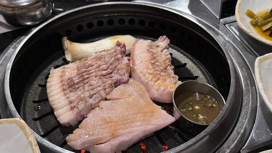 칼집 낸 흑돼지 모듬 생고기