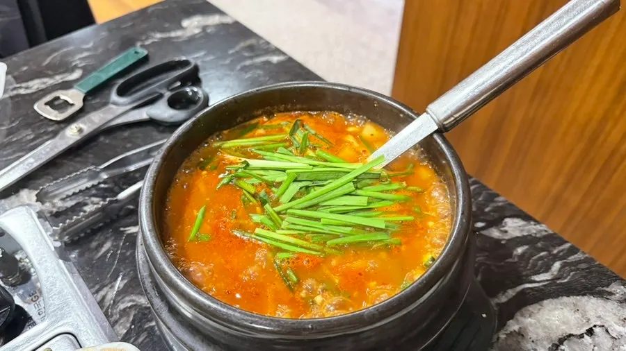 백김치와 상추무침, 쌈장을 얹은 쌈