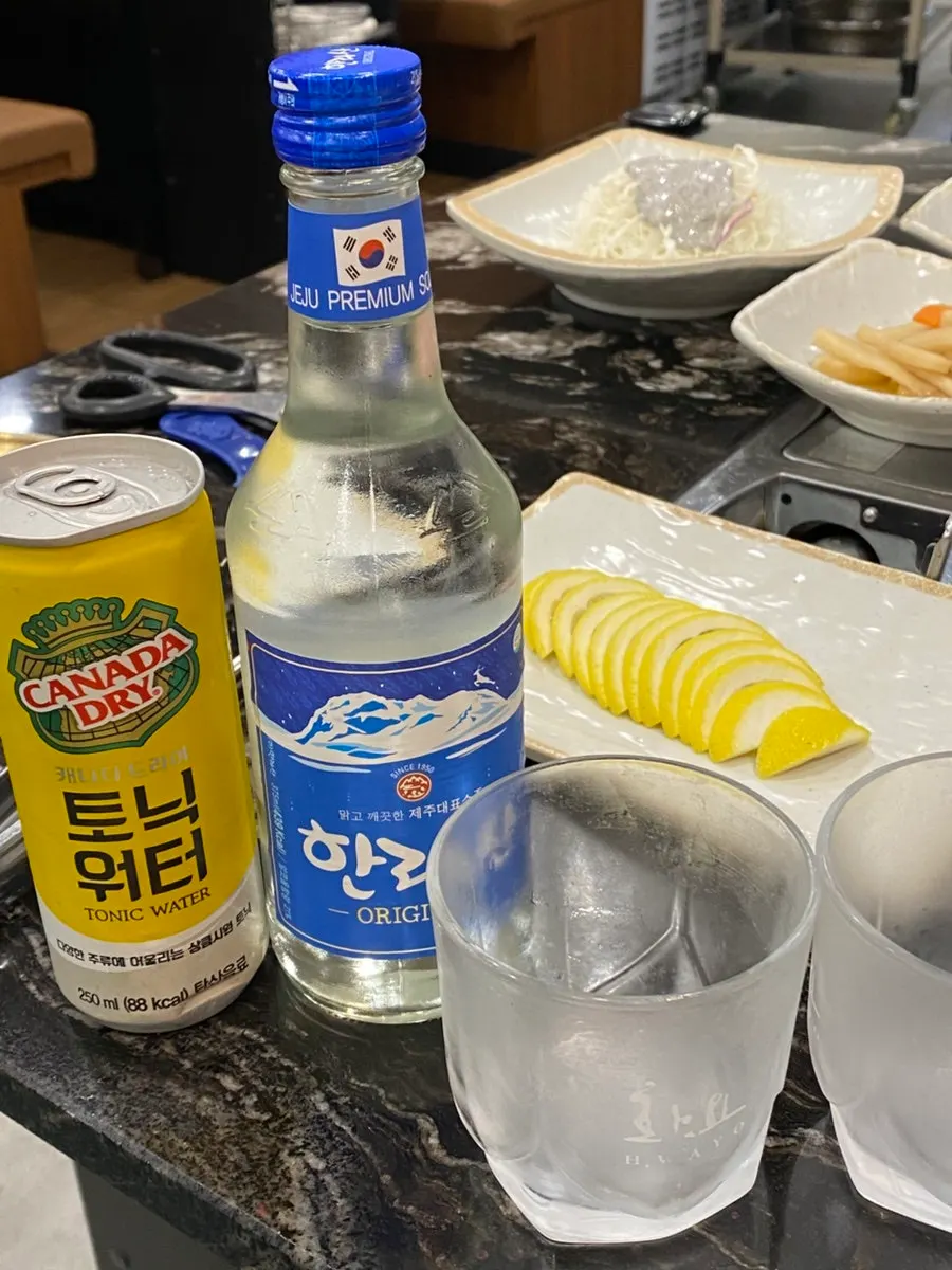 불판에 올린 흑돼지 오겹살