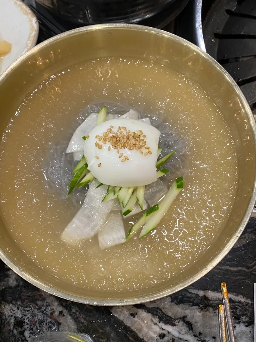 주문 메뉴가 차려진 2인 테이블