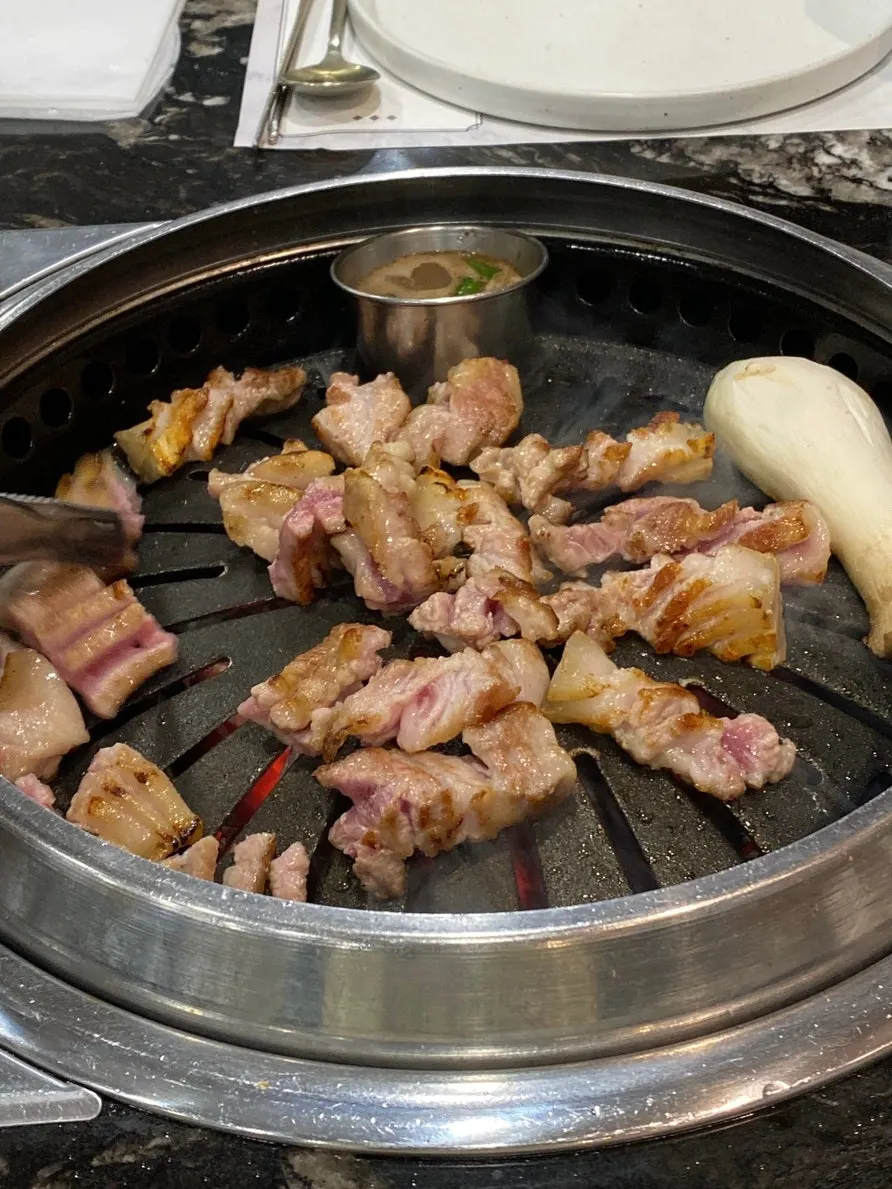 직원이 구워주는 제주 흑돼지 오겹살