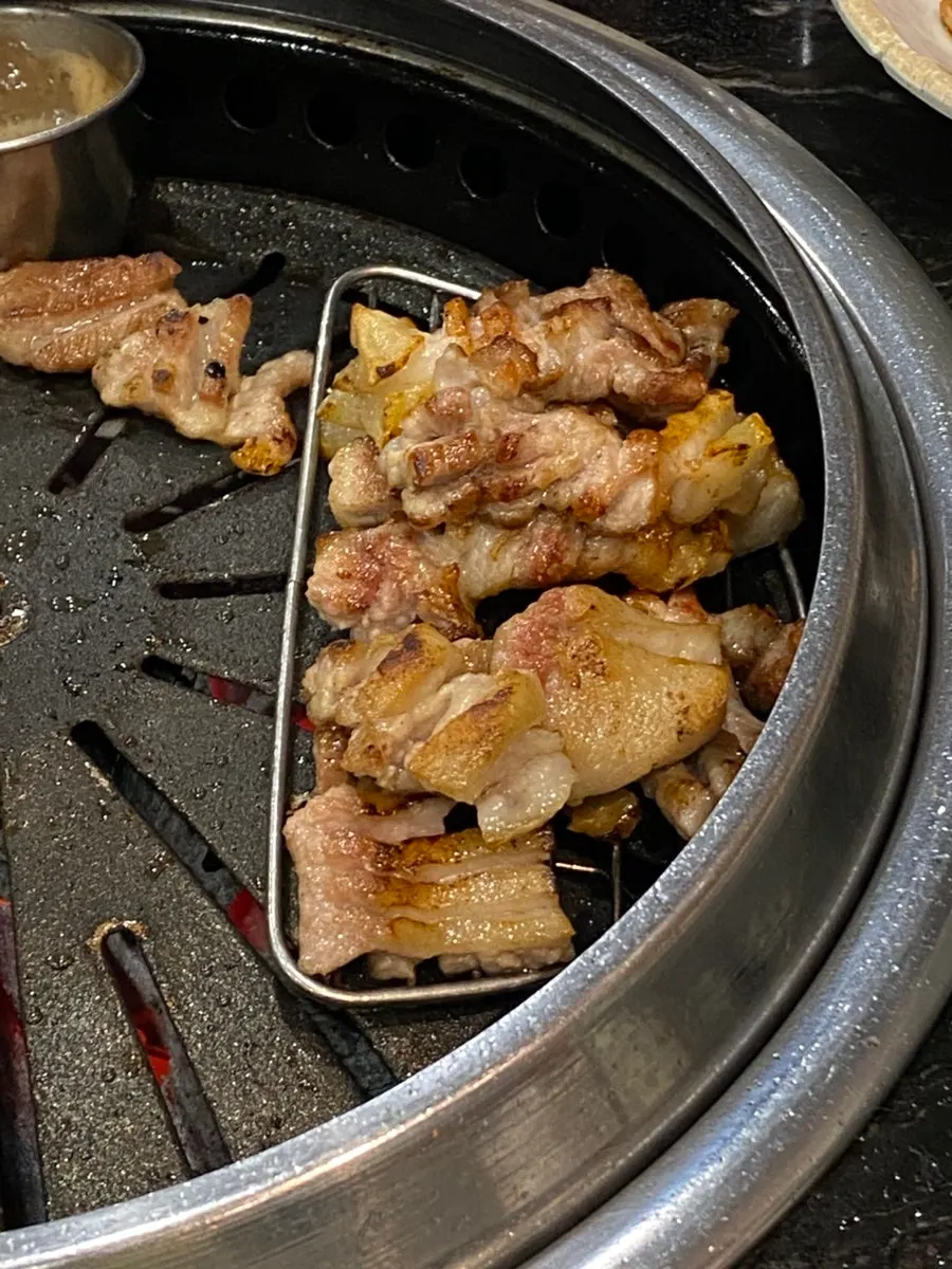 불판에서 익어가는 흑돼지 오겹살