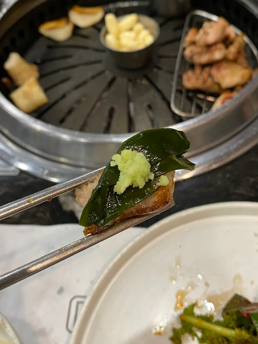 잘 익은 흑돼지 오겹살 한 점