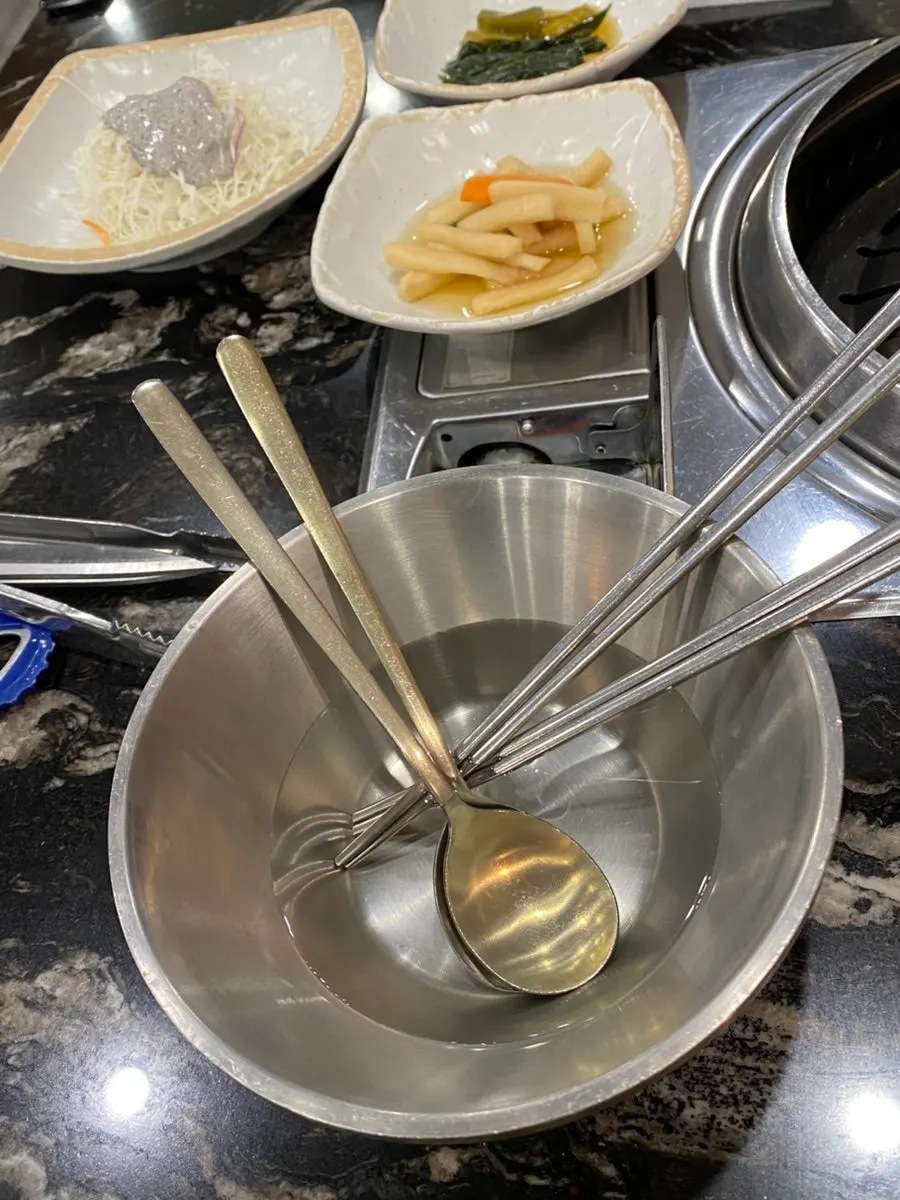 뜨거운 물에 담가 내준 수저와 젓가락