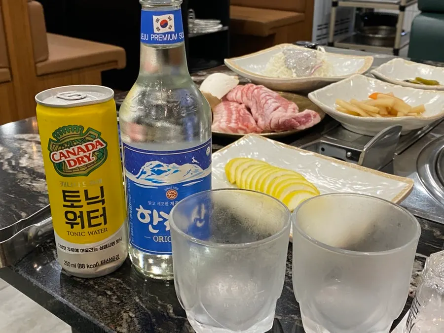 한라산 소주와 토닉워터, 레몬