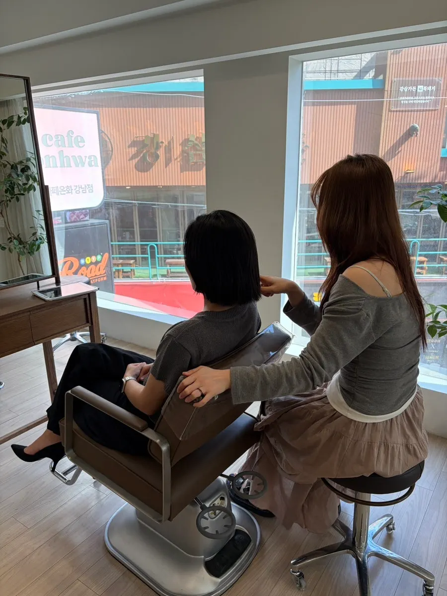 Photo of a consultation about the condition of a bob haircut
