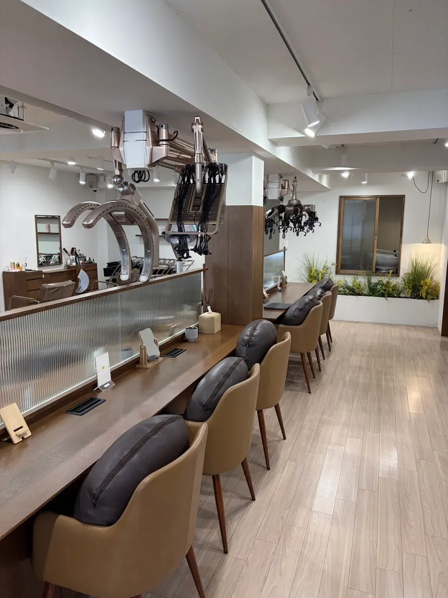 Photo of a consultation about bob volume placement