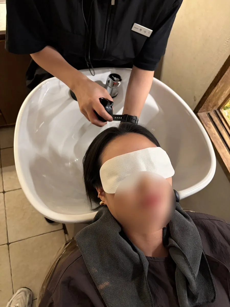 Photo of face protection during shampooing