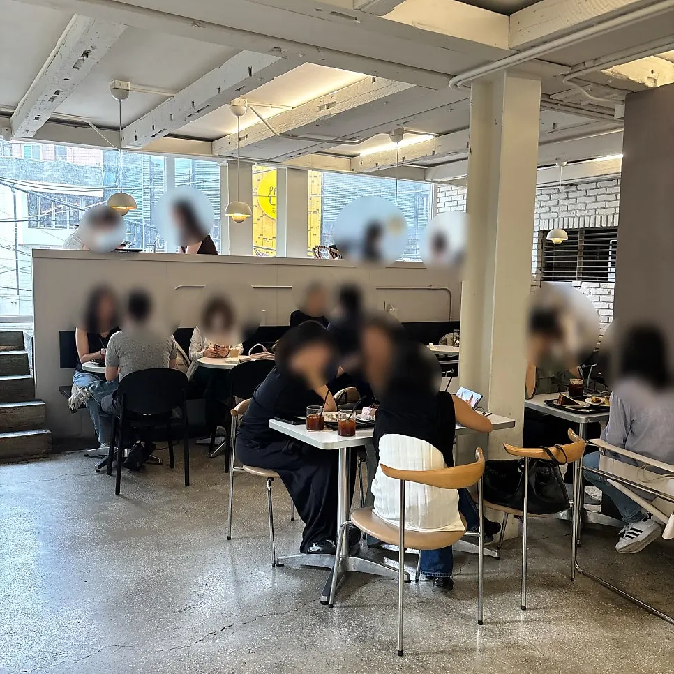 지하층에서 1층으로 이어지는 계단