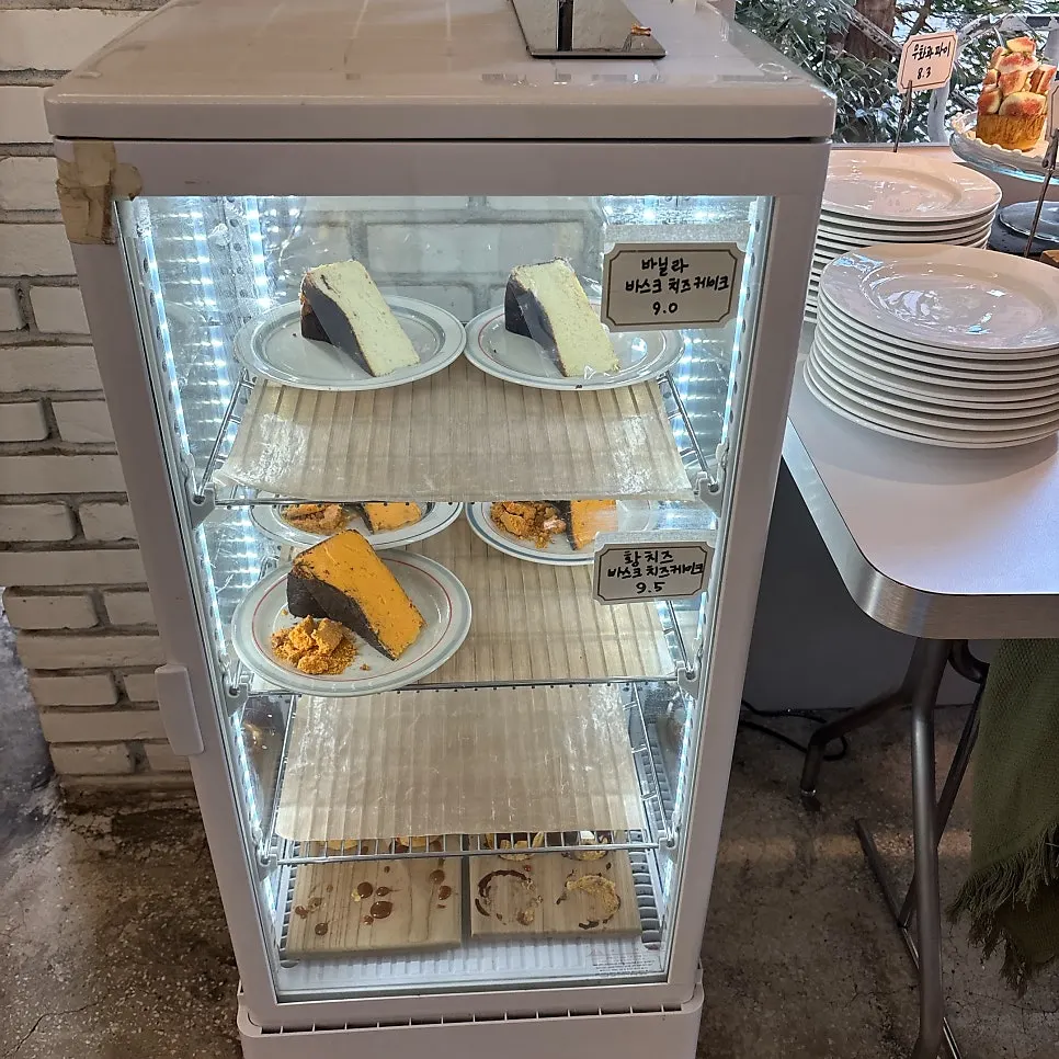 바로 구워낸 디저트 진열