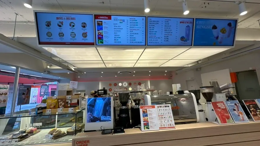 Selecto Coffee 新論峴店入口的自助點餐機和櫃台