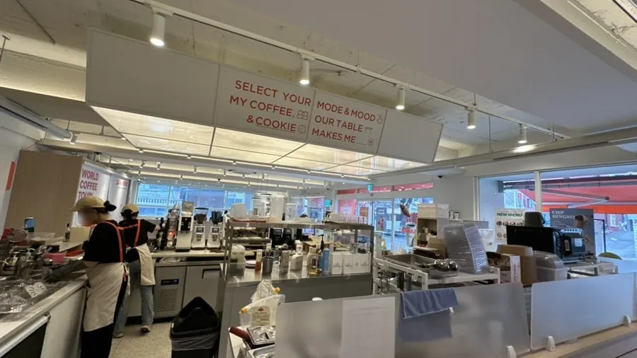 客滿的Selecto Coffee 新論峴店讀書座位