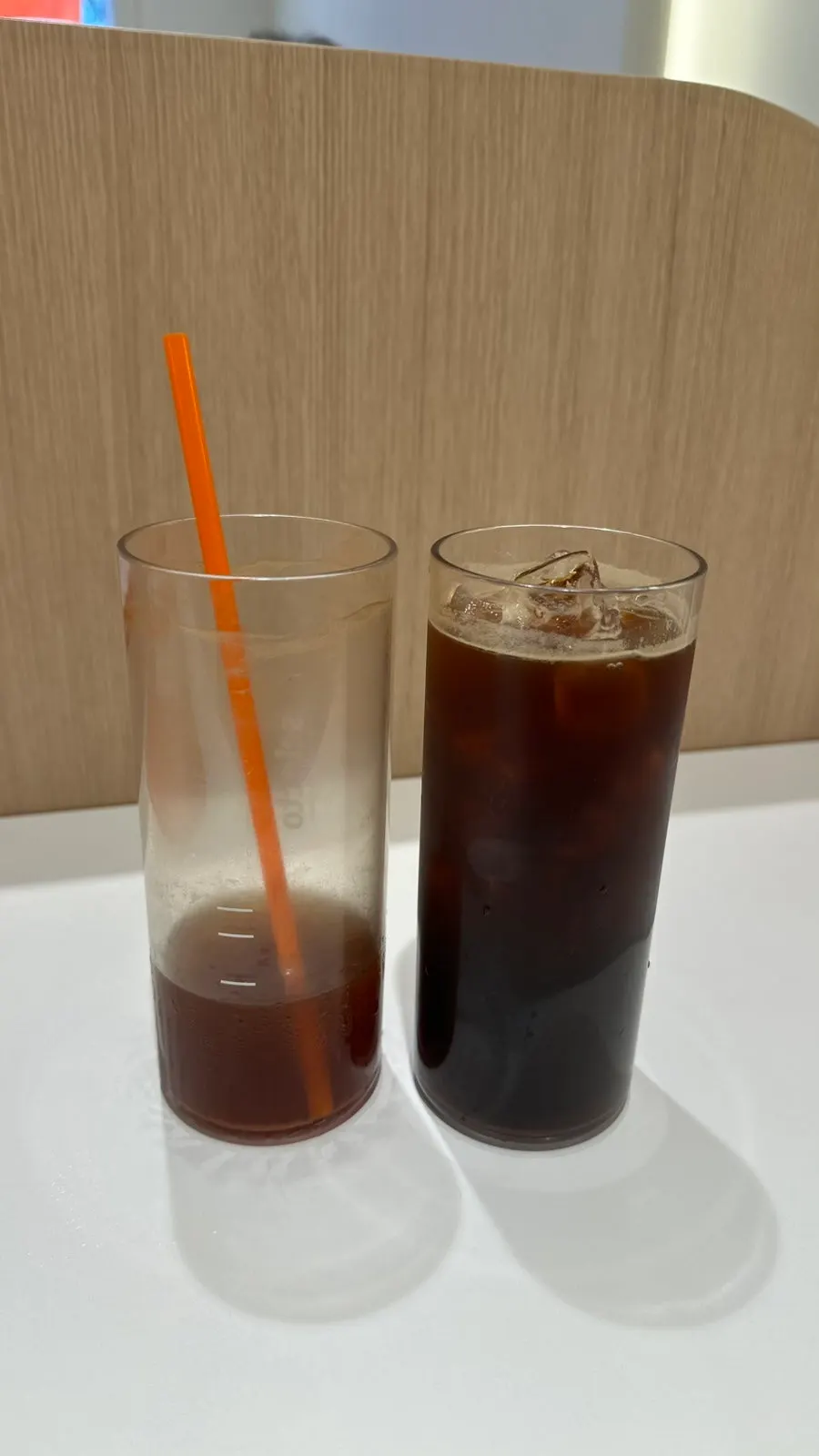 快喝完的冰美式咖啡杯