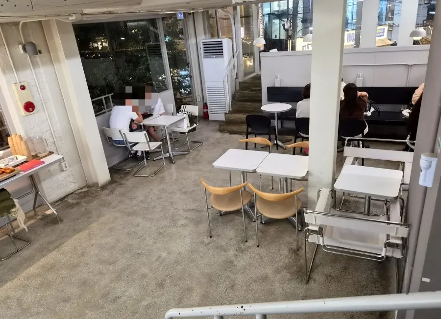 카운터와 베이커리가 있는 2층 공간