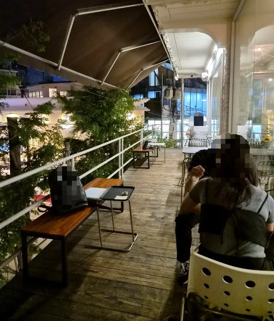 테라스로 나가는 문 쪽 테라스 전경