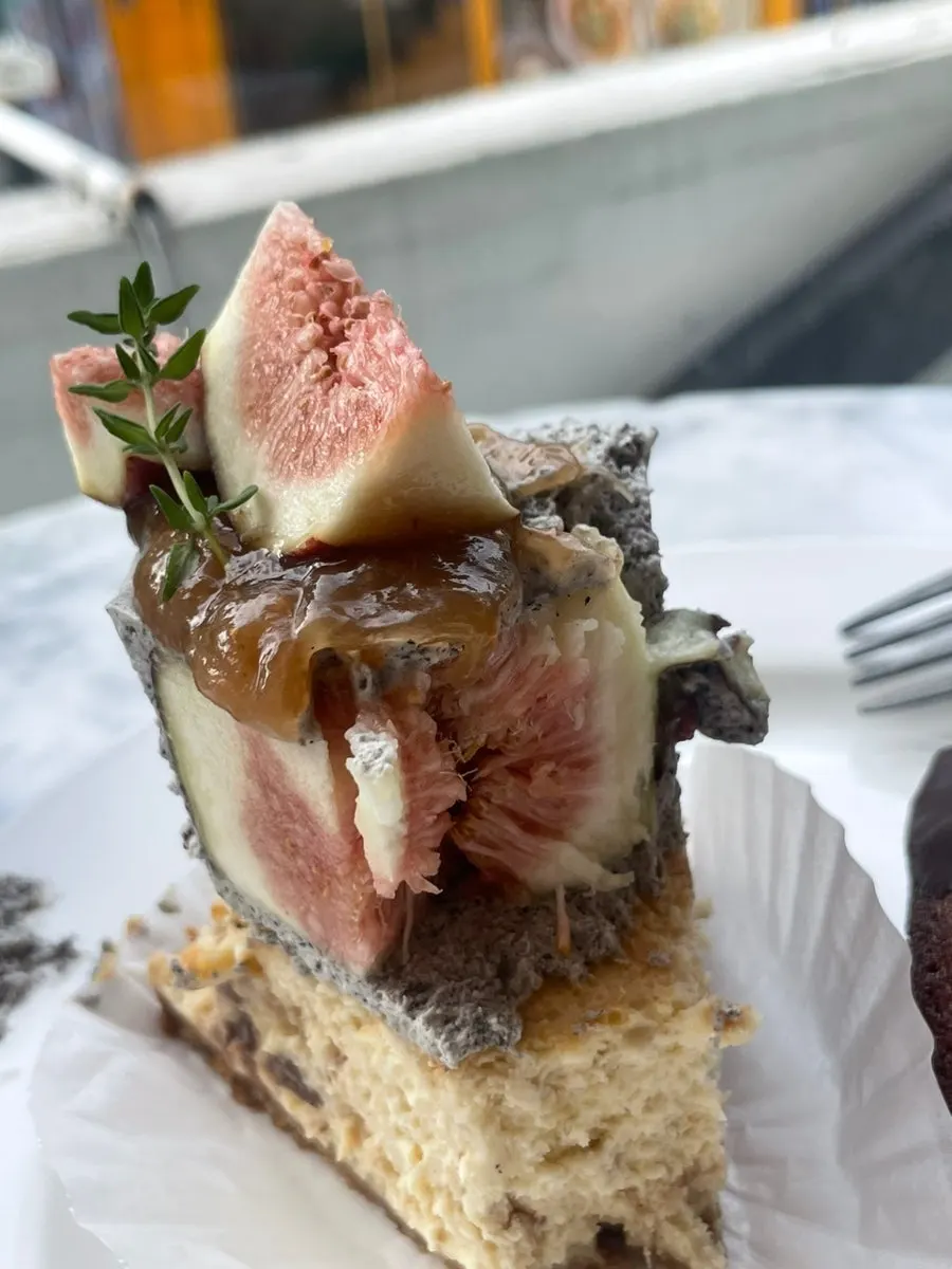 Cross-section of the cheesecake full of fig
