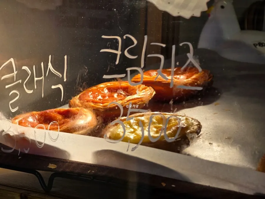 카페썸 진열대의 포르투갈식 에그타르트