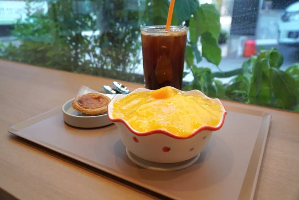 Coffee and dessert ordered at Cafe Ssum near Sinnonhyeon Station