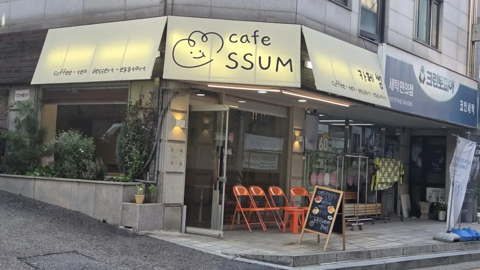 A table with Cafe Ssum's dessert and drinks
