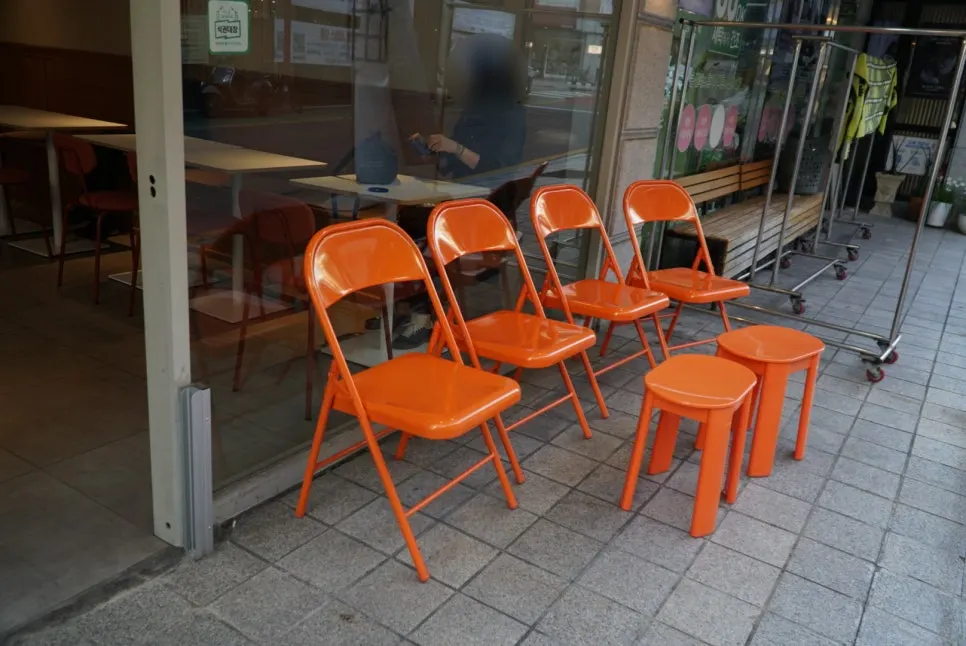 Colorful outdoor tables in front of Cafe Ssum