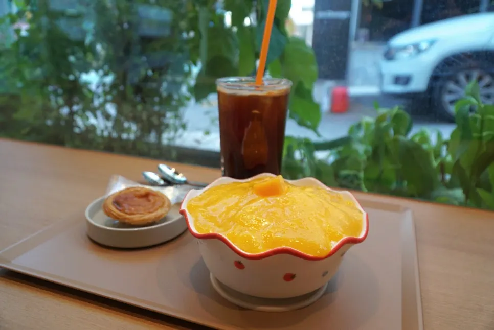 Sign referencing Portuguese egg tart tradition at Cafe Ssum
