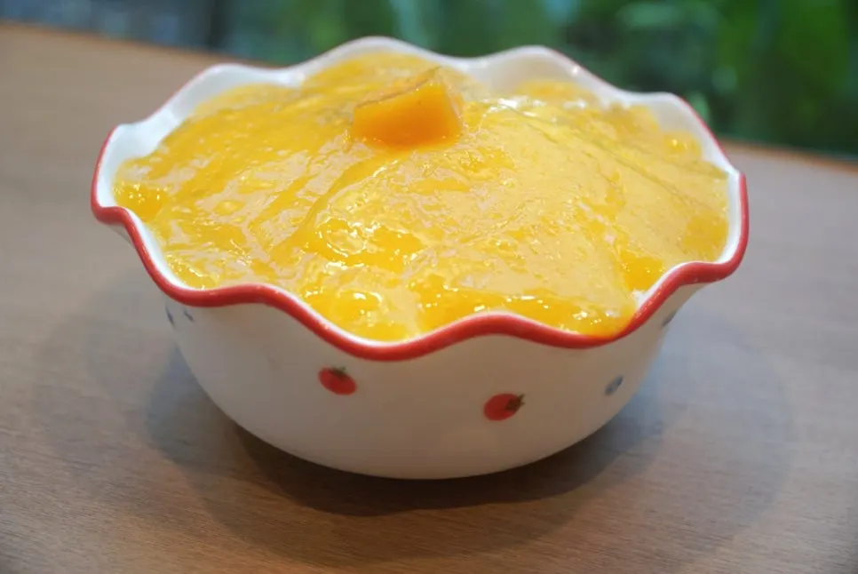 Cafe Ssum's apple mango bingsu topped with yellow mango
