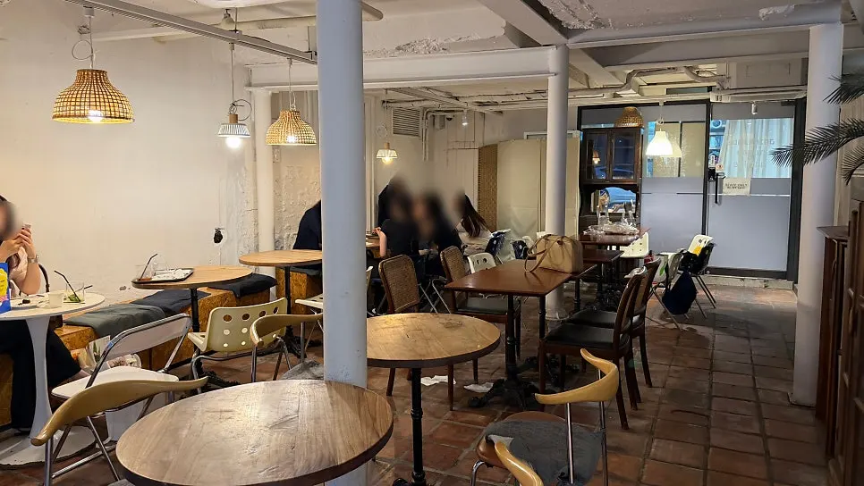 썸띵어바웃커피 내부 공간