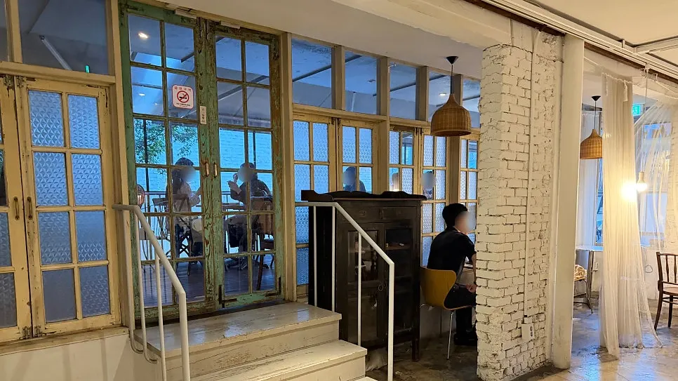 토요일 저녁 썸띵어바웃커피 좌석