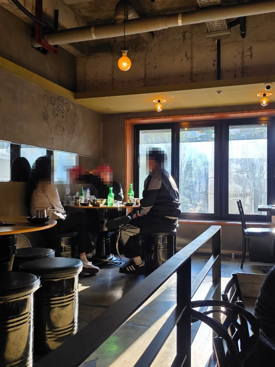 포차 느낌의 닭갈비전 강남점 매장 분위기