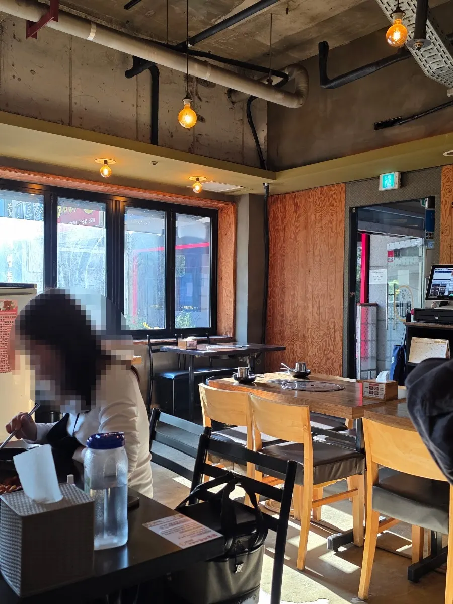 넓은 닭갈비전 강남점 좌석과 테이블