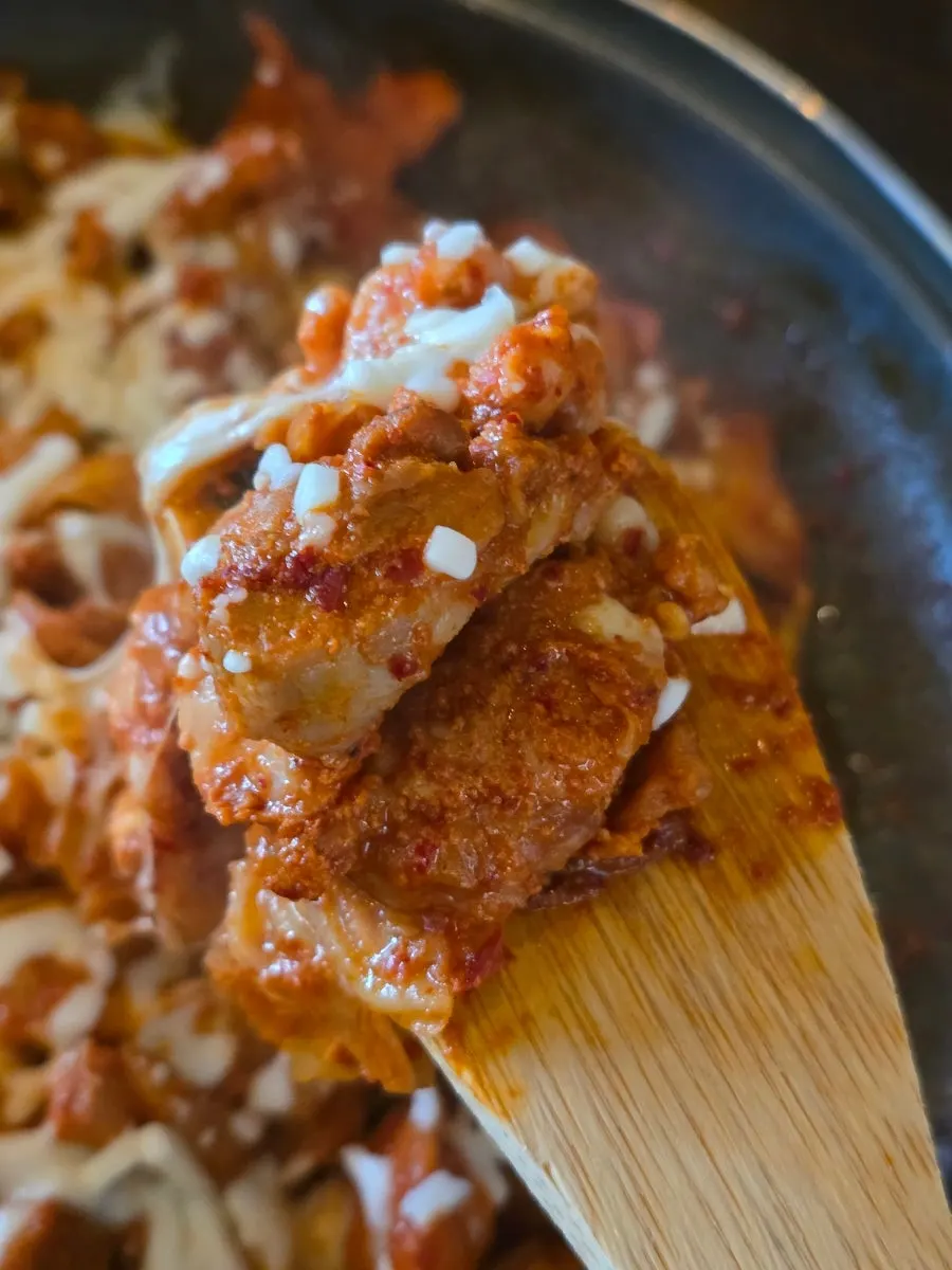 매콤한 양념의 치즈닭갈비 클로즈업