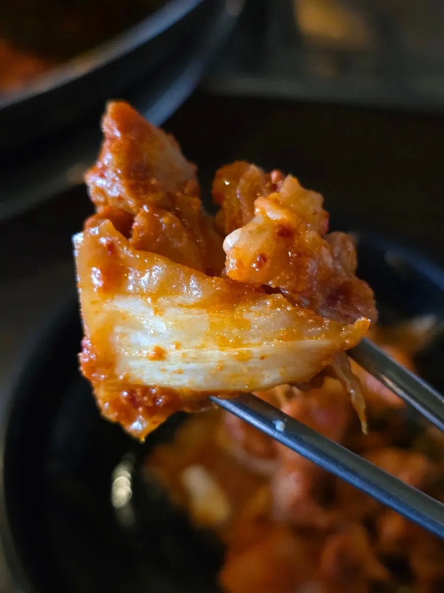 여러 명이 나눠 먹는 닭갈비 테이블