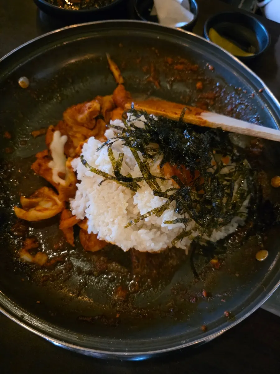 남은 양념에 볶은 날치알볶음밥