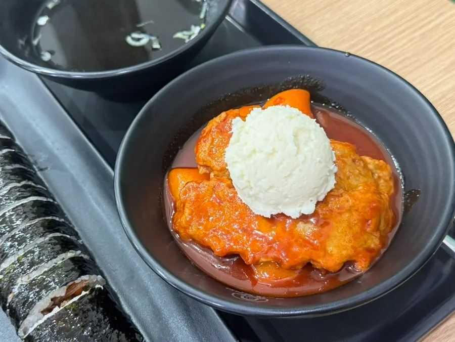 辣炒年糕、炸物和芝士紫菜包饭