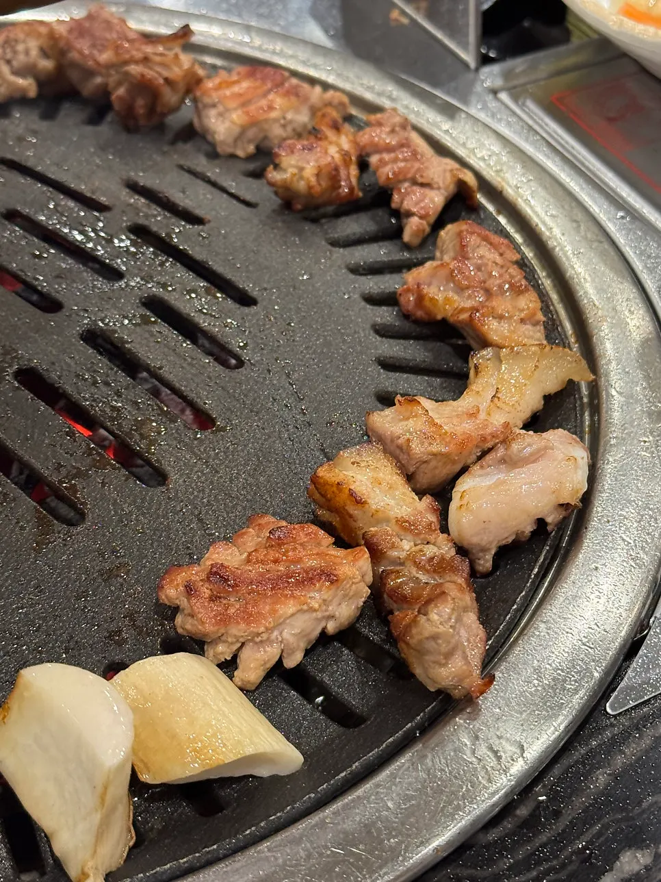 Jeju geun-gogi grilling on the tabletop grill