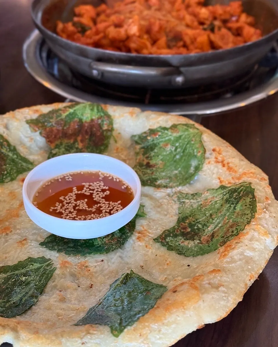 닭갈비전 강남점 닭갈비와 감자전 상차림